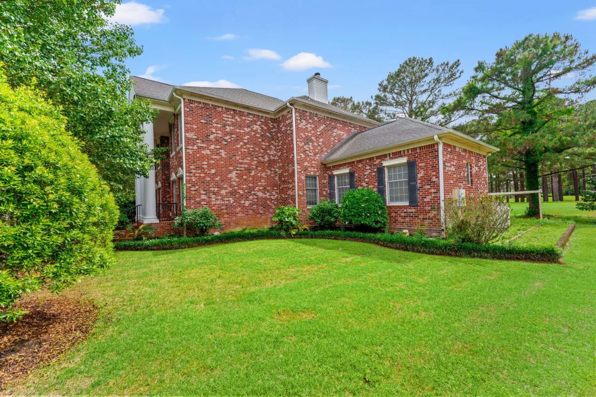 Brick-bordered side yard and garden-style space